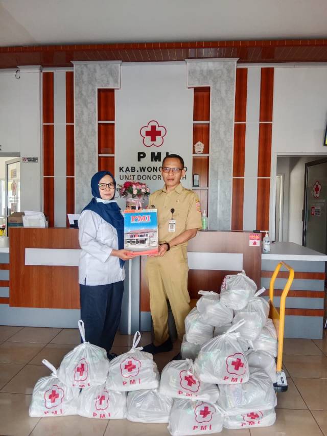 pmi-kabupaten-wonosobo-salurkan-baksos-pemberdayaan-keluarga-disabilitas-kasi-kesos-kecamatan-kejajar-terima-bantuan